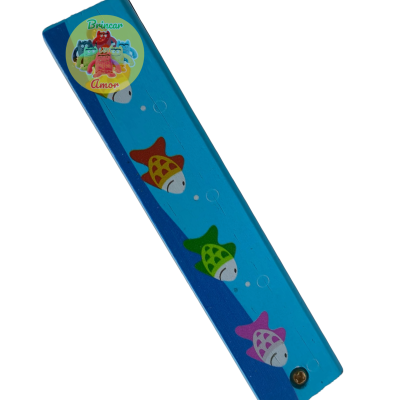 Barra decorativa azul com peixes pintados e autocolante amarelo com texto e personagens