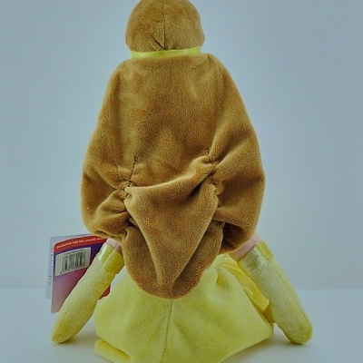 Pelúcia de boneca amarela e castanha vista de costas sentada com etiqueta