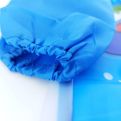 Manga azul com elástico e tecido azul claro com padrão colorido