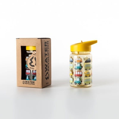 Garrafa infantil com padrão de carros coloridos e tampa amarela ao lado de embalagem de cartão