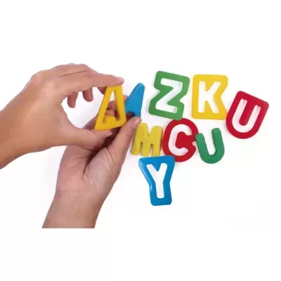 Letras coloridas de plástico em fundo branco com mãos segurando uma letra amarela A