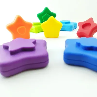 Blocos de plástico coloridos em forma de estrela sobre fundo branco