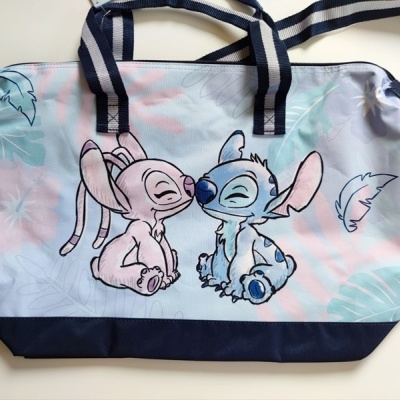 Mala azul claro e rosa com desenhos de Stitch e Angel, padrão floral e alças azuis