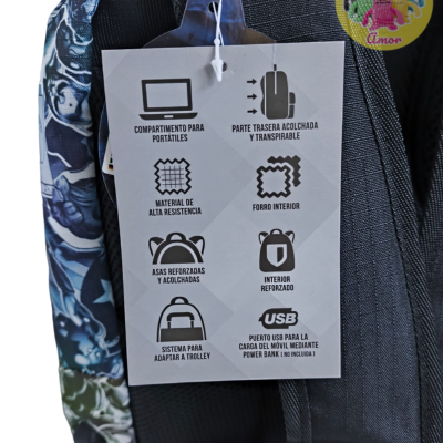 Etiqueta pendurada em mochila floral com texto e ícones sobre suas características