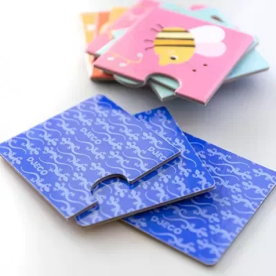 Porta-copos quadrados coloridos com recorte semicircular, padrão branco no azul e abelha em rosa