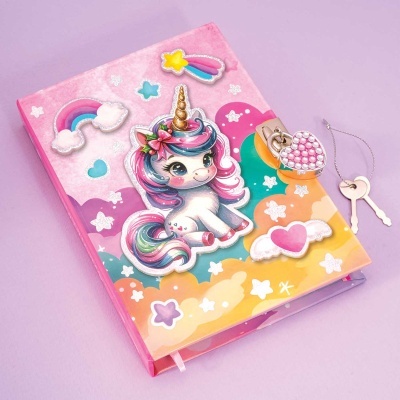Caderno colorido com unicórnio, cadeado em forma de coração e chaves