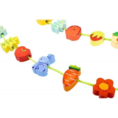 Cordão de madeira com contas coloridas em forma de folhas, frutas, animais e flores