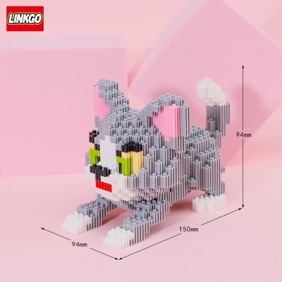 Figura 3D de gato em peças tipo lego cinzento e branco, sobre fundo rosa.
