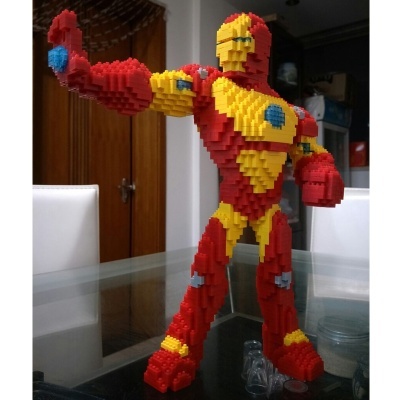 Figura de ação Iron Man feita com blocos de montar em vermelho, amarelo e azul