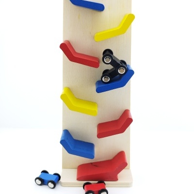 Brinquedo de madeira com rampas coloridas e carrinhos pequenos