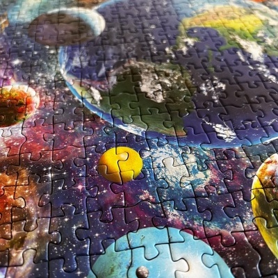 Quebra-cabeças do sistema solar com planetas coloridos e fundo espacial.