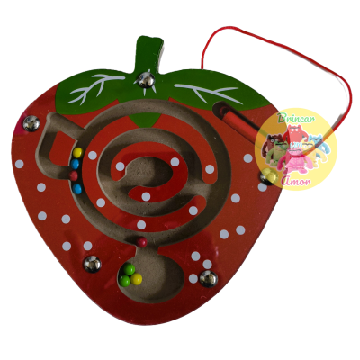 Brinquedo labirinto de madeira formato morango com bolas coloridas e caneta vermelha