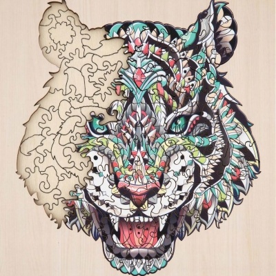 Puzzle de madeira em forma de cabeça de tigre, metade montado com design colorido, metade incompleto em madeira clara