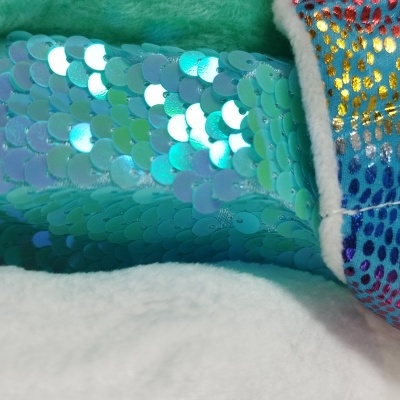 Pantufa verde-água com lantejoulas e faixa metálica colorida