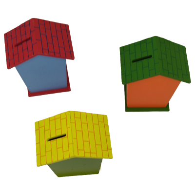 Três mealheiros em forma de casinhas coloridas diferentes