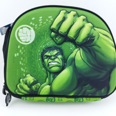 Mala verde com estampa do Hulk e fundo branco