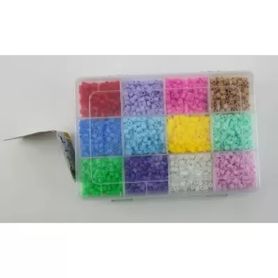 Estojo transparente com 15 compartimentos contendo pequenos tubos plásticos coloridos.