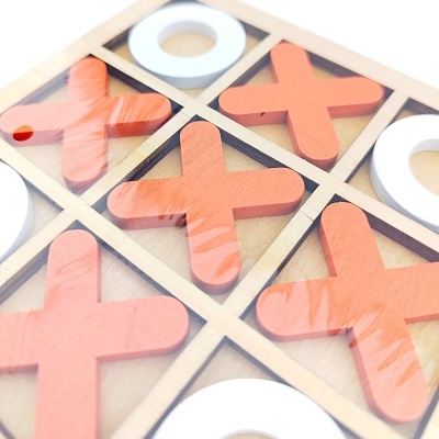 Jogo da velha em madeira com peças X laranja e O branco num tabuleiro