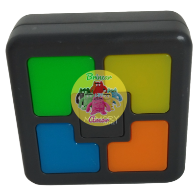 Puzzle de plástico preto com peças verdes, amarelas, azuis e laranjas