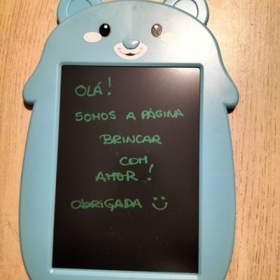 Quadro de escrita digital azul em forma de urso com texto em verde