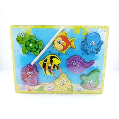 Puzzle infantil de madeira com animais marinhos coloridos e vara magnética