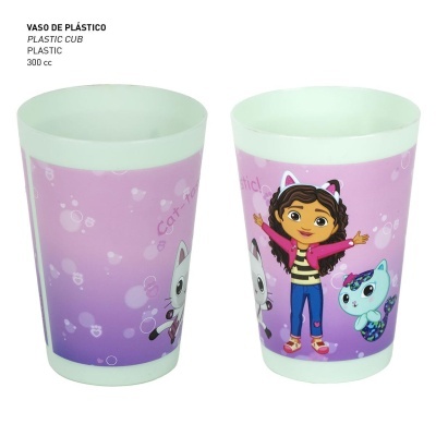 Dois copos plásticos roxos com personagens infantis e bolhas