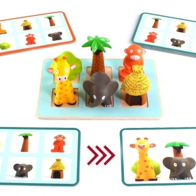 Jogo de memória com animais e objetos de madeira colorida