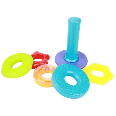 Brinquedo de empilhar em plástico colorido com anéis e base azul