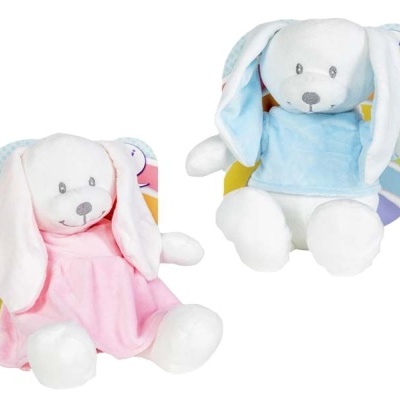 Dois coelhos de pelúcia, um com roupa rosa e outro azul.