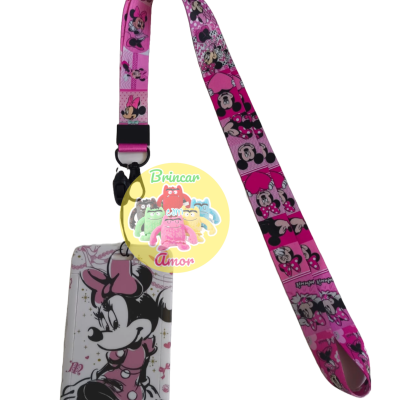 Cartão de identificação da Minnie Mouse com cordão rosa decorado.