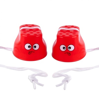 Patins de dedo vermelhos com cordas e rosto divertido