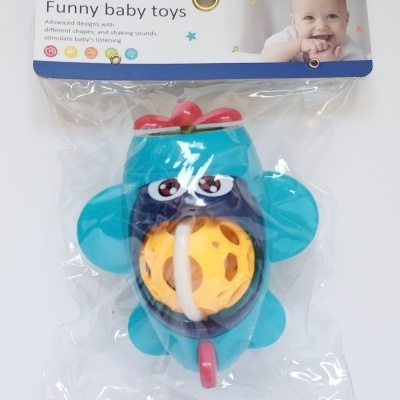 Brinquedo para bebé em forma de avião azul com bola amarela, em embalagem de plástico