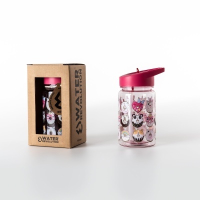 Garrafa de água transparente decorada com desenhos de animais e tampa rosa com embalagem de cartão