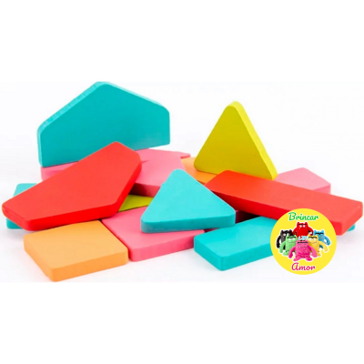 Peças de madeira coloridas em várias formas geométricas sobre fundo branco com selo Brincar é Amor