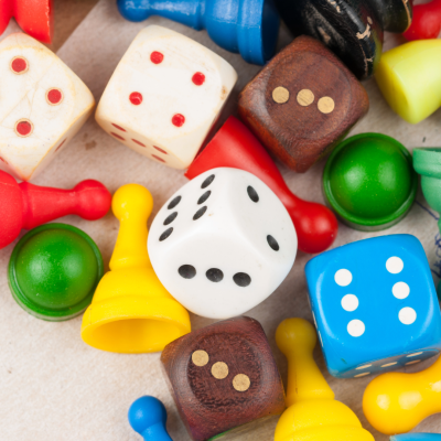 Peças de jogo variado coloridas com dados em madeira e plástico