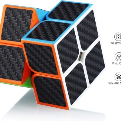 Cubo mágico com placas pretas de fibra de carbono em fundo colorido