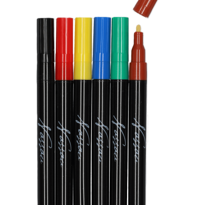 Seis canetas marcadoras coloridas com corpo preto em fundo branco