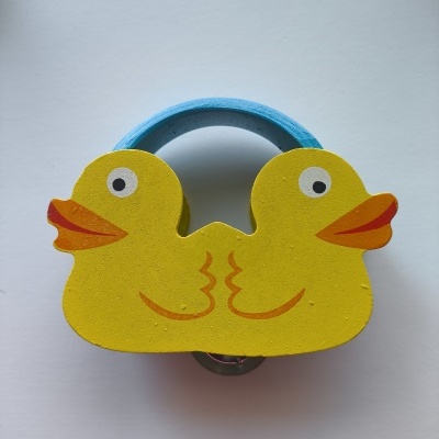 Fecho ou cadeado azul com tampa amarela em forma de patinhos