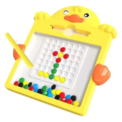 Brinquedo infantil amarelo em forma de pato com pinos coloridos formando flor