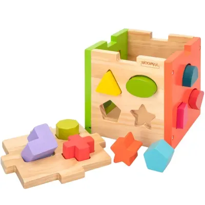 Brinquedo educativo de madeira colorido com formas geométricas