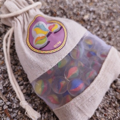 Saco de tecido com berlindes coloridos