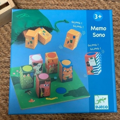 Jogo de memória Memo Sono com peças de madeira coloridas e saco verde