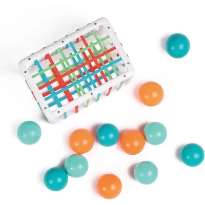 Cesta com tiras coloridas e bolas plásticas coloridas