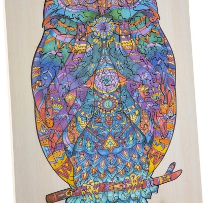 Puzzle de madeira decorativo em forma de coruja colorida sobre suporte