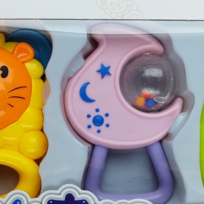 Três brinquedos para bebés coloridos em caixa branca