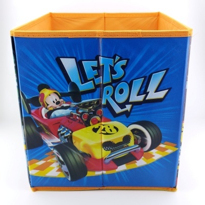 Caixa de tecido azul com desenho de Mickey Mouse em carro de corrida e texto LET'S ROLL