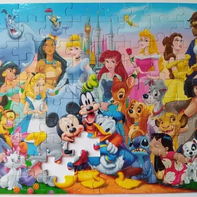 Quebra-cabeça Disney com personagens clássicos, cores vivas e algumas peças faltando