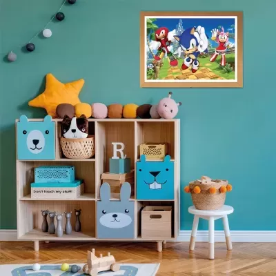 Estante de madeira com caixas azuis e cinza, peluches e brinquedos numa parede verde com quadro de personagens Sonic
