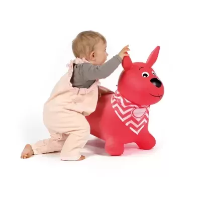 Bebé com brinquedo insuflável em forma de cão vermelho
