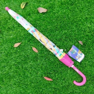 Guarda-chuva infantil fechado com punho rosa sobre relva artificial